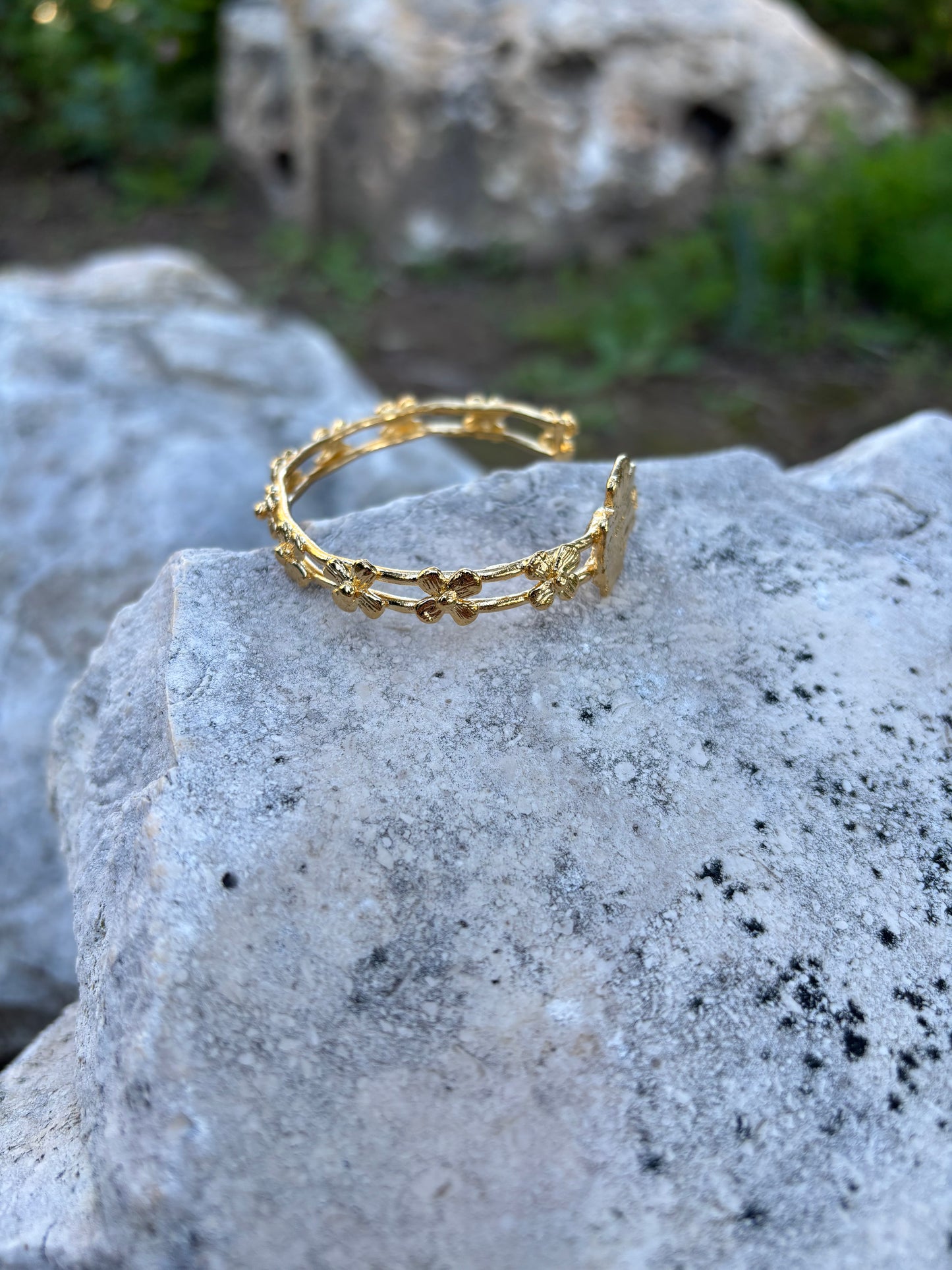 Pulsera flores a la Virgen María