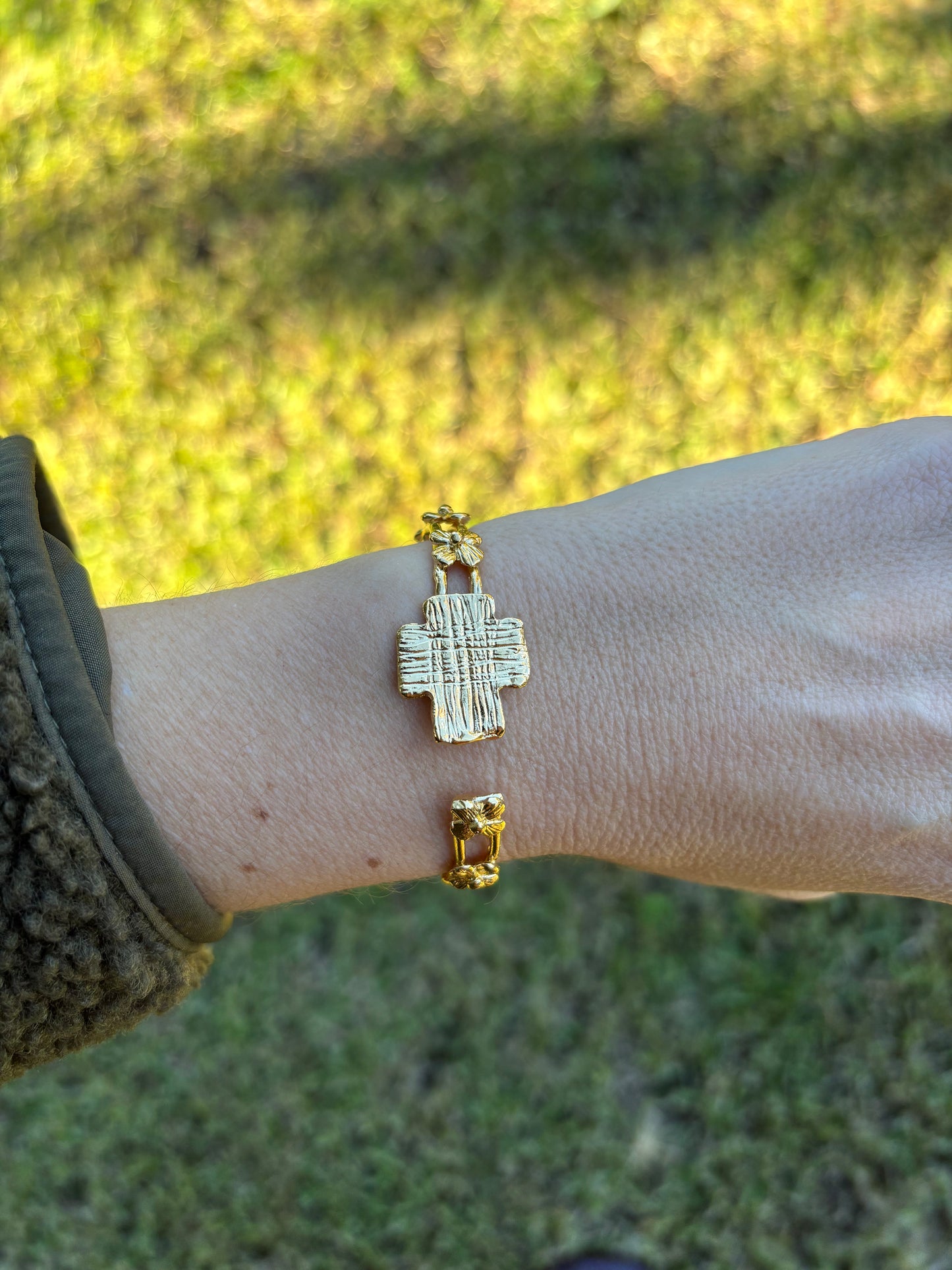 Pulsera flores a la Virgen María